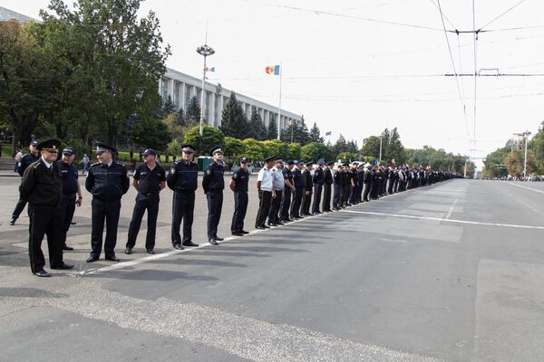 Стражи порядка обеспечивают общественный порядок. - Sputnik Молдова