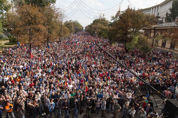 Десятки тысяч сторонников ПСРМ и Нашей партии вышли на акции протеста перед зданием парламента в Кишиневе. - Sputnik Молдова