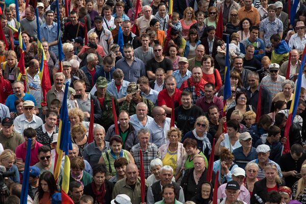 Колонны сторонников социалистов и Нашей партии на оппозиционном шествии в Кишиневе объединились в центре города и собрались на митинг у здания парламента республики. - Sputnik Молдова