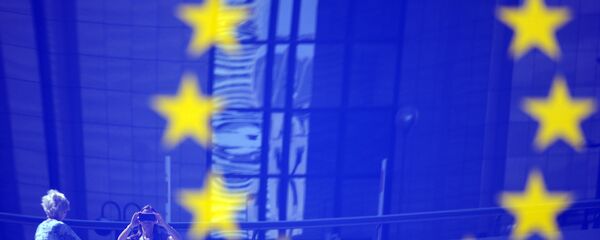 Tourists reflected in a EU logo - Sputnik Moldova