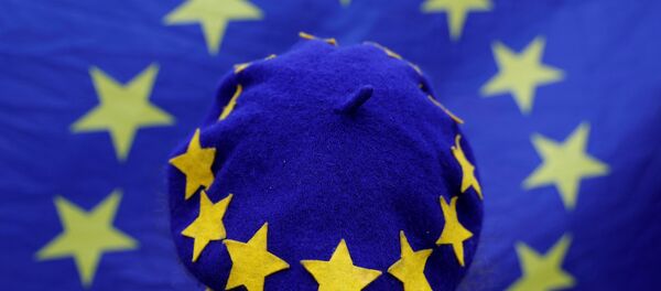 A protester wearing a Europen Union flag themed beret takes part in an anti-Brexit demonstration after Britain's Prime Minister Theresa May triggered the process by which the United Kingdom will leave the Euopean Union, in Birmingham, Britain March 29, 2017. - Sputnik Moldova