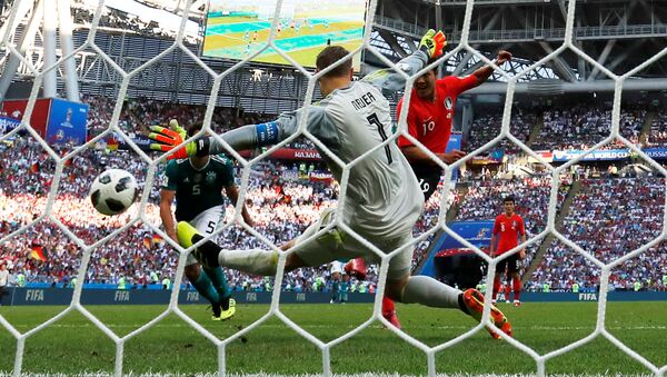 Soccer Football - World Cup - Group F - South Korea vs Germany - Kazan Arena, Kazan, Russia - June 27, 2018 South Korea's Kim Young-gwon scores their first goal past Germany's Manuel Neuer - Sputnik Молдова