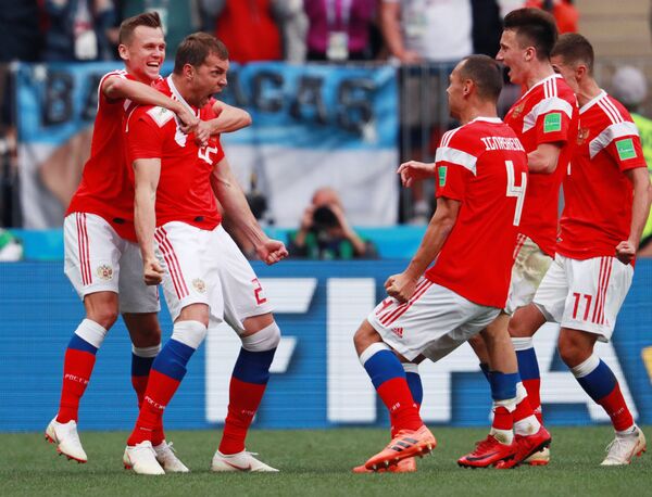 Jucătorii echipei naționale ruse sunt mulțumiți de golul marcat în meciul etapei de grup a Cupei Mondiale între echipele naționale din Rusia și Arabia Saudită - Sputnik Moldova-România