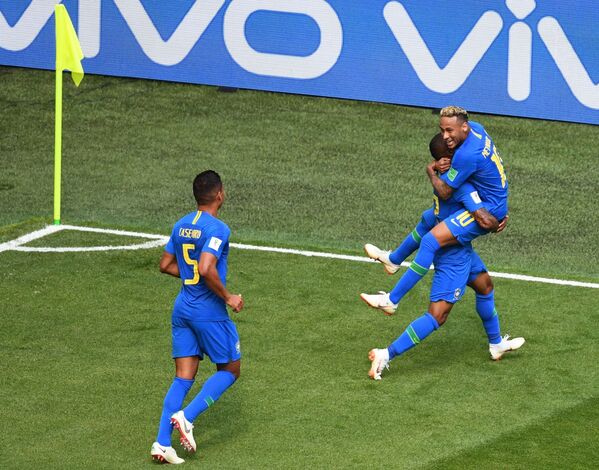 Jucătorii echipei naționale braziliene sunt mulțumiți de golul marcat în meciul din etapa de grup a Cupei Mondiale între Brazilia și Costa Rica - Sputnik Moldova-România