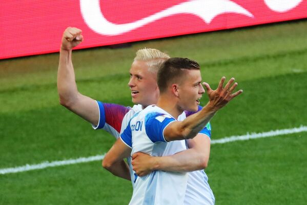 Fotbaliștii echipei naționale a Islandei Hurdur Magnusson și Alfred Finnbogason (Islanda) sunt mulțumiți de golul marcat în etapa de grup a Cupei Mondiale a FIFA 2018 dintre Argentina și Islanda - Sputnik Moldova-România