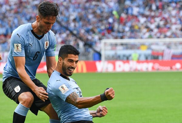 Jucătorii echipei naționale uruguayene Rodrigo Bentancourt și Luis Suárez sunt mulțumiți de golul marcat în meciul etapei de grup a Cupei Mondiale între echipele din Uruguay și Rusia - Sputnik Moldova-România