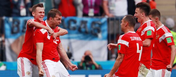 Игроки сборной России радуются забитому голу в матче группового этапа чемпионата мира по футболу между сборными России и Саудовской Аравии Игроки сборной России радуются забитому голу в матче группового этапа чемпионата мира по футболу между сборными России и Саудовской Аравии - Sputnik Молдова