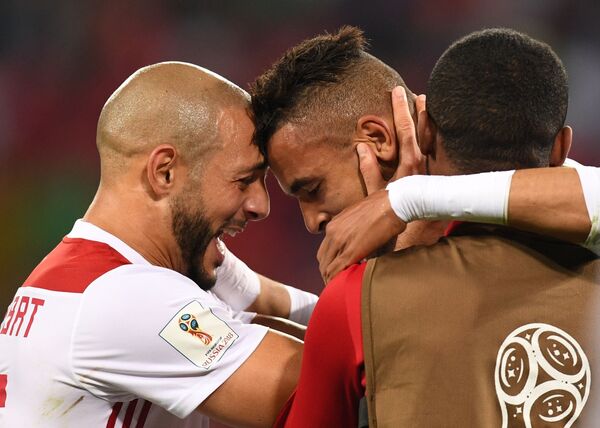 Fotbaliștii marocani Romain Saiss și Youssef En-Nesery se bucură de golul marcat în meciul etapei de grup a Cupei Mondiale între echipele naționale ale Spaniei și Marocului - Sputnik Moldova