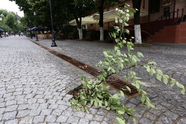 Яма посреди пешеходной улицы - Sputnik Молдова