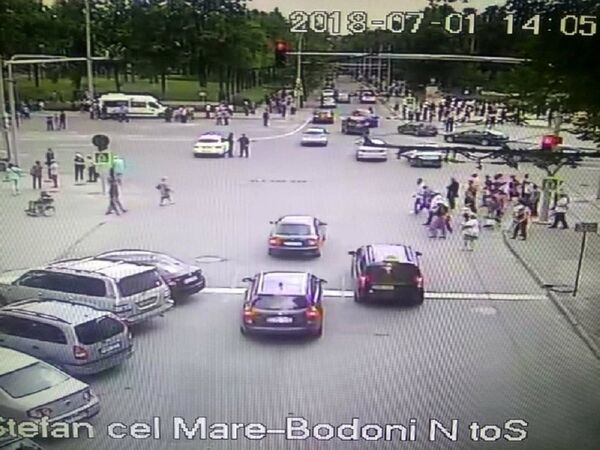 Движение транспорта через центральную площадь Кишинева приостановлено Движение транспорта через центральную площадь Кишинева приостановлено - Sputnik Moldova-România