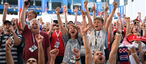 Болельщики празднуют победу сборной России - Sputnik Молдова