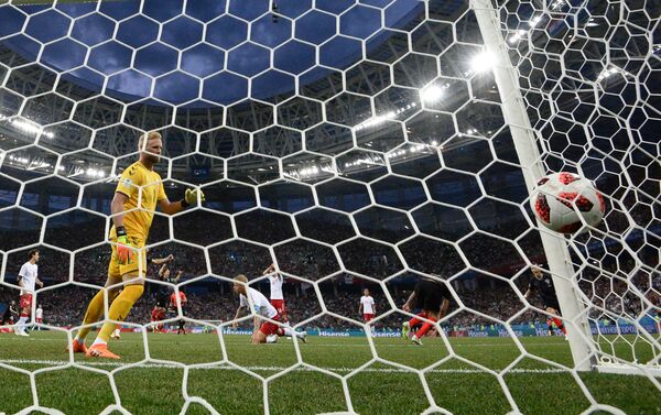 Вратарь Каспер Шмейхель (Дания) пропускает гол в матче 1/8 финала чемпионата мира по футболу между сборными Хорватии и Дании. - Sputnik Молдова