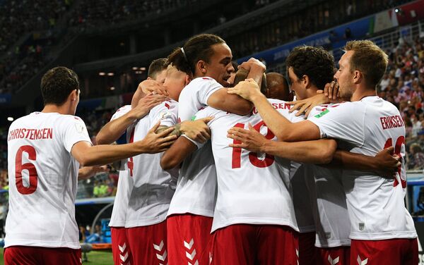 Игроки сборной Дании радуются забитому голу в матче 1/8 финала чемпионата мира по футболу между сборными Хорватии и Дании. - Sputnik Молдова