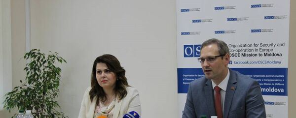 Политические представители Кишинева и Тирасполя Кристина Лесник и Виталий Игнатьев - Sputnik Молдова