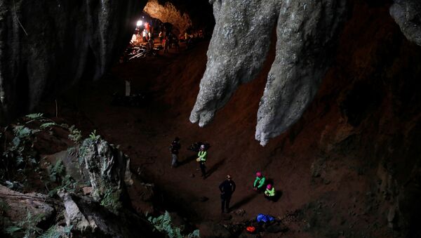 Спасатели в пещерах Тхам Луанг в северной провинции Чианг Рай, Таиланд, где пропали 12 членов юношеской футбольной команды и их тренер. 27 июня 2018 - Sputnik Молдова