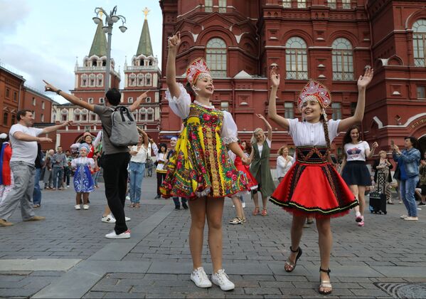 Болельщики танцуют на Манежной площади в Москве - Sputnik Молдова