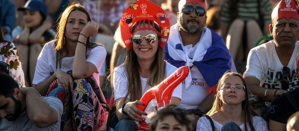 Болельщики во время просмотра матча ЧМ-2018 по футболу между сборными Исландии и Австралии в фан-зоне на набережной в Волгограде - Sputnik Молдова