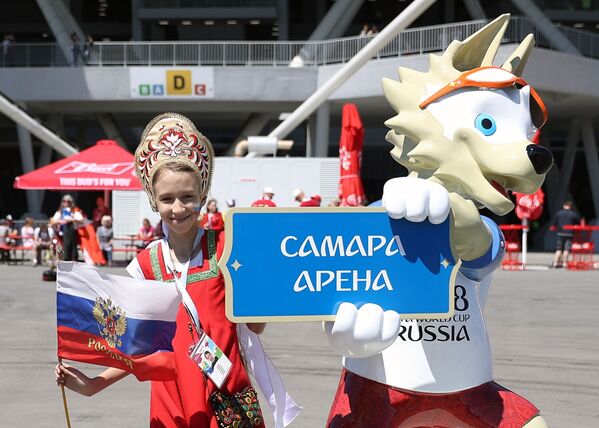 Девочка фотографируется с официальным талисманом чемпионата мира по футболу ФИФА-2018 волком Забивакой - Sputnik Молдова