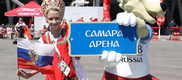 Девочка фотографируется с официальным талисманом чемпионата мира по футболу ФИФА-2018 волком Забивакой - Sputnik Молдова