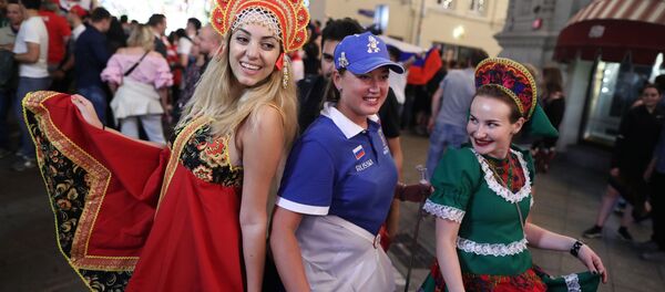 Болельщики сборной России радуются победе в матче группового этапа чемпионата мира по футболу между сборными России и Египта на Никольской улице в Москве - Sputnik Молдова