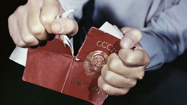 Человек рвет советский паспорт - Sputnik Молдова