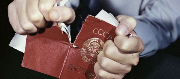 Человек рвет советский паспорт - Sputnik Молдова