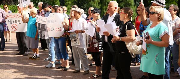 Flashmob organizat de Mișcarea de Rezistență Națională ACUM pentru a cere deputaților să îndeplinească cele trei revendicări menționate în Rezoluția adoptată la 1 iulie 2018 de Mișcarea de Rezistență Națională ACUM - Sputnik Moldova