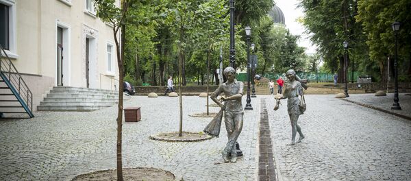 Памятник влюбленным на пешеходной улицы в Кишиневе - Sputnik Молдова