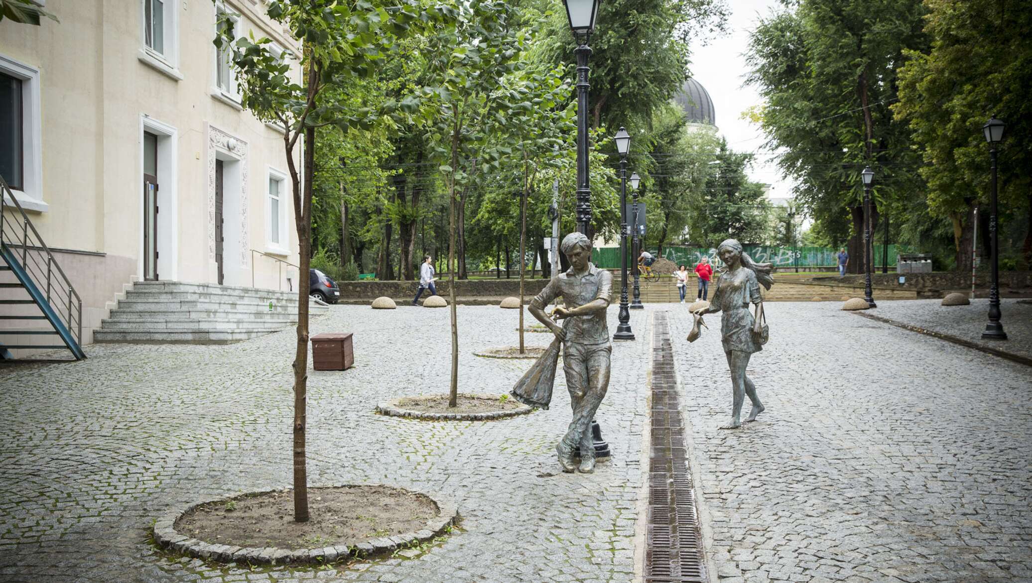 В кишиневе живем. Памятник Кишинев пешеходная улица. Молдова Кишинев улицы. Молдавия Кишинев улицы. Достопримечательности Кишинева аллея.