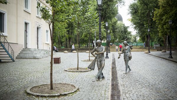 Памятник влюбленным на пешеходной улицы в Кишиневе. - Sputnik Молдова