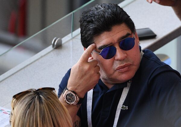 Футболист Диего Марадона на зрительской трибуне во время матча 1/8 финала чемпионата мира по футболу между сборными Франции и Аргентины. - Sputnik Молдова