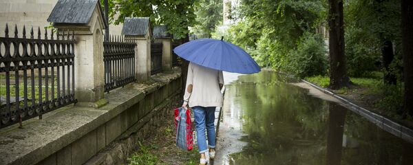 Девушка с зонтом - Sputnik Moldova-România