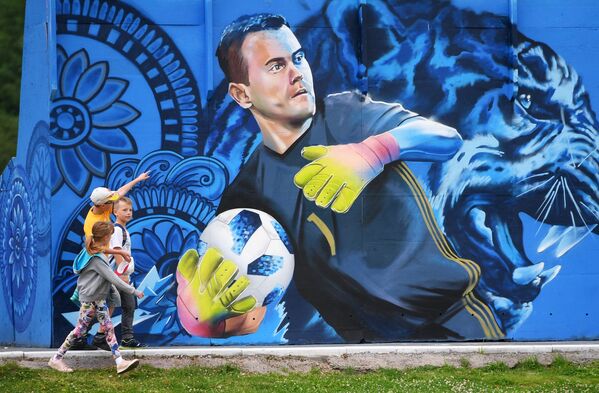 Дети рассматривают граффити с изображением вратаря сборной России по футболу Игоря Акинфеева в Щелково - Sputnik Молдова
