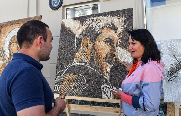 Мозаичный портрет нападающего сборной Аргентины Лионеля Месси на улице Баумана в Казани - Sputnik Молдова