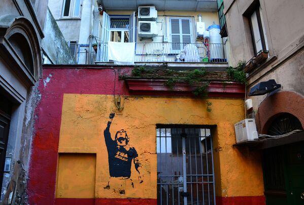 Граффити с изображением футболиста Франческо Тотти в Риме. - Sputnik Молдова