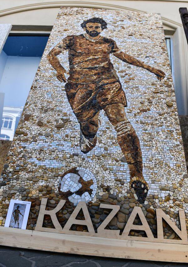 Мозаичный портрет нападающего сборной Египта Мохаммеда Салаха на улице Баумана в Казани - Sputnik Молдова
