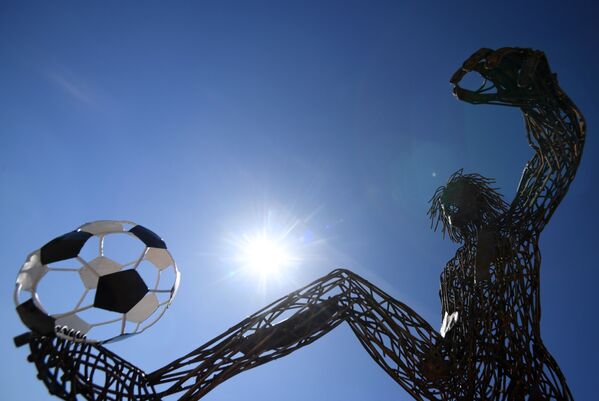 Четырехметровая скульптура футболиста, сделанная из металлолома рабочими базы по переработке бетонных отходов, на Химической улице в Казани - Sputnik Молдова