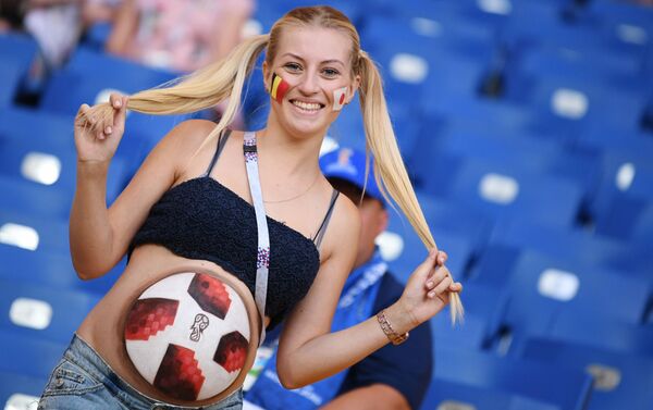 Болельщица перед матчем 1/8 финала чемпионата мира по футболу между сборными Бельгии и Японии - Sputnik Молдова