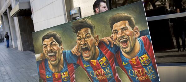 Мужчина несет картину карикатуриста Vizcarra, изображающую футболистов Луиса Суареса, Неймара и Лионеля Месси Мужчина несет картину карикатуриста Vizcarra, изображающую футболистов Луиса Суареса, Неймара и Лионеля Месси - Sputnik Молдова