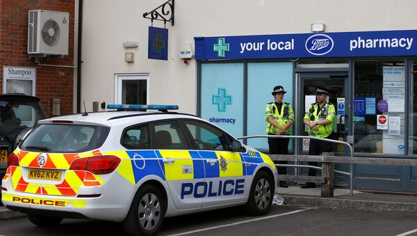 Police officers guard outside a branch of Boots pharmacy, which has been cordoned off after two people were hospitalised and police declared a 'major incident', in Amesbury, Wiltshire, Britain, July 4, 2018 - Sputnik Moldova-România