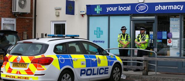 Police officers guard outside a branch of Boots pharmacy, which has been cordoned off after two people were hospitalised and police declared a 'major incident', in Amesbury, Wiltshire, Britain, July 4, 2018 - Sputnik Moldova-România