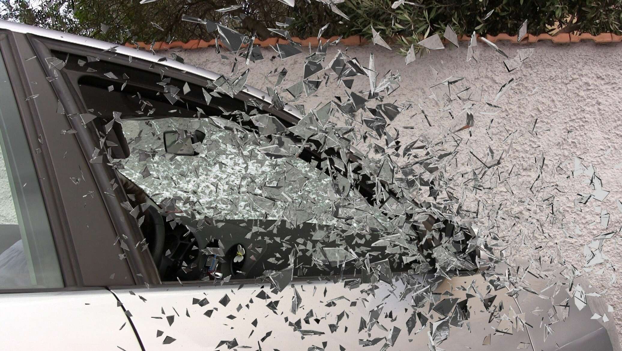 Разбитая пока. Разбитое стекло автомобиля. Машина с разбитым стеклом. Битое автомобильное стекло. Разбитые стекла в машине.