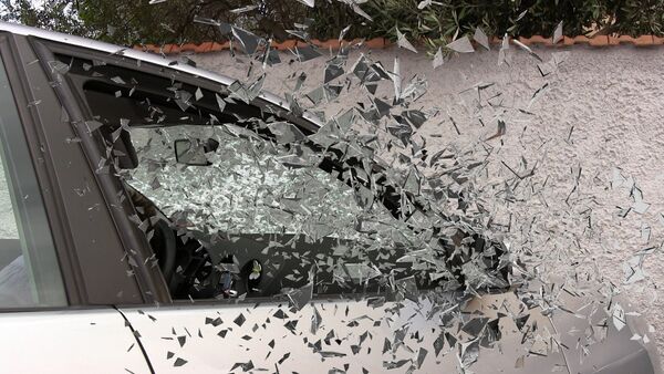 Разбитое стекло автомобиля - Sputnik Moldova