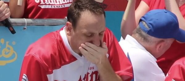 Американец установил рекорд, съев 74 хот-дога за 10 минут - Sputnik Молдова