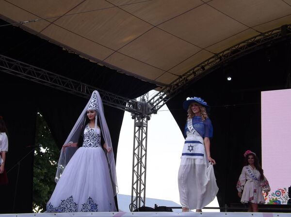 Конкурсантки из Кыргызстана и Израиля Конкурсантки из Кыргызстана и Израиля - Sputnik Молдова