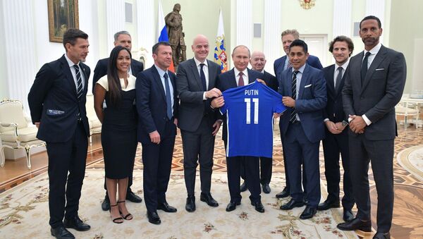 Президент РФ В. Путин встретился с легендами мирового футбола - Sputnik Молдова