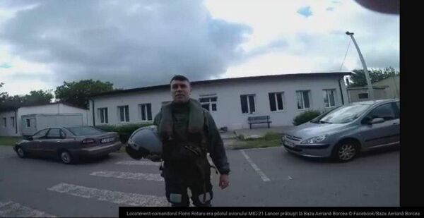 Comandorul Florin Rotaru. ”Secundele folosite pentru pentru a îndepărta aeronava de oameni, clădiri etc de regulă le decontează pilotul…” - Constantin Enache, parașutist militar. Comandorul Florin Rotaru. ”Secundele folosite pentru pentru a îndepărta aeronava de oameni, clădiri etc de regulă le decontează pilotul…” - Constantin Enache, parașutist militar. - Sputnik Moldova