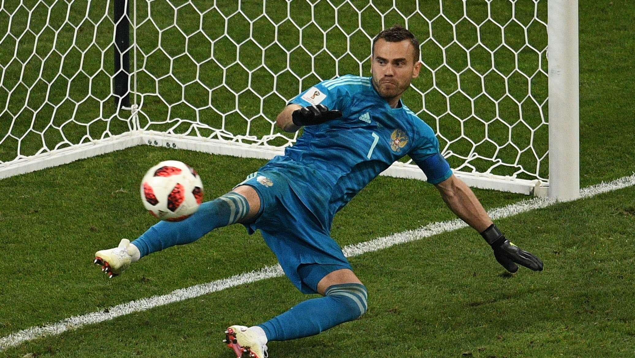 Вратари сборных по футболу 2018. Вратари сборных по футболу 2018. Акинфеев чм 2018 пенальти. Футбол вратарь акинфеев. Вратари сборных по футболу 2018.