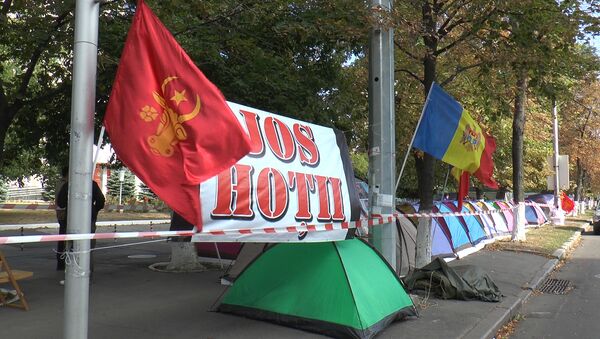 Протестующие обустраивают быт у парламента и Минсельхоза - Sputnik Moldova