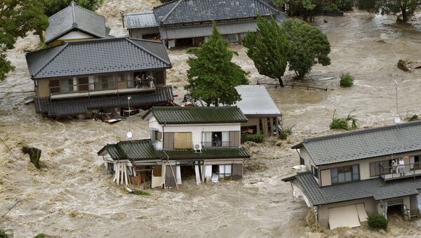 People wait to be rescued as floodwaters caused by Typhoon Etau engulf their homes. - Sputnik Moldova-România